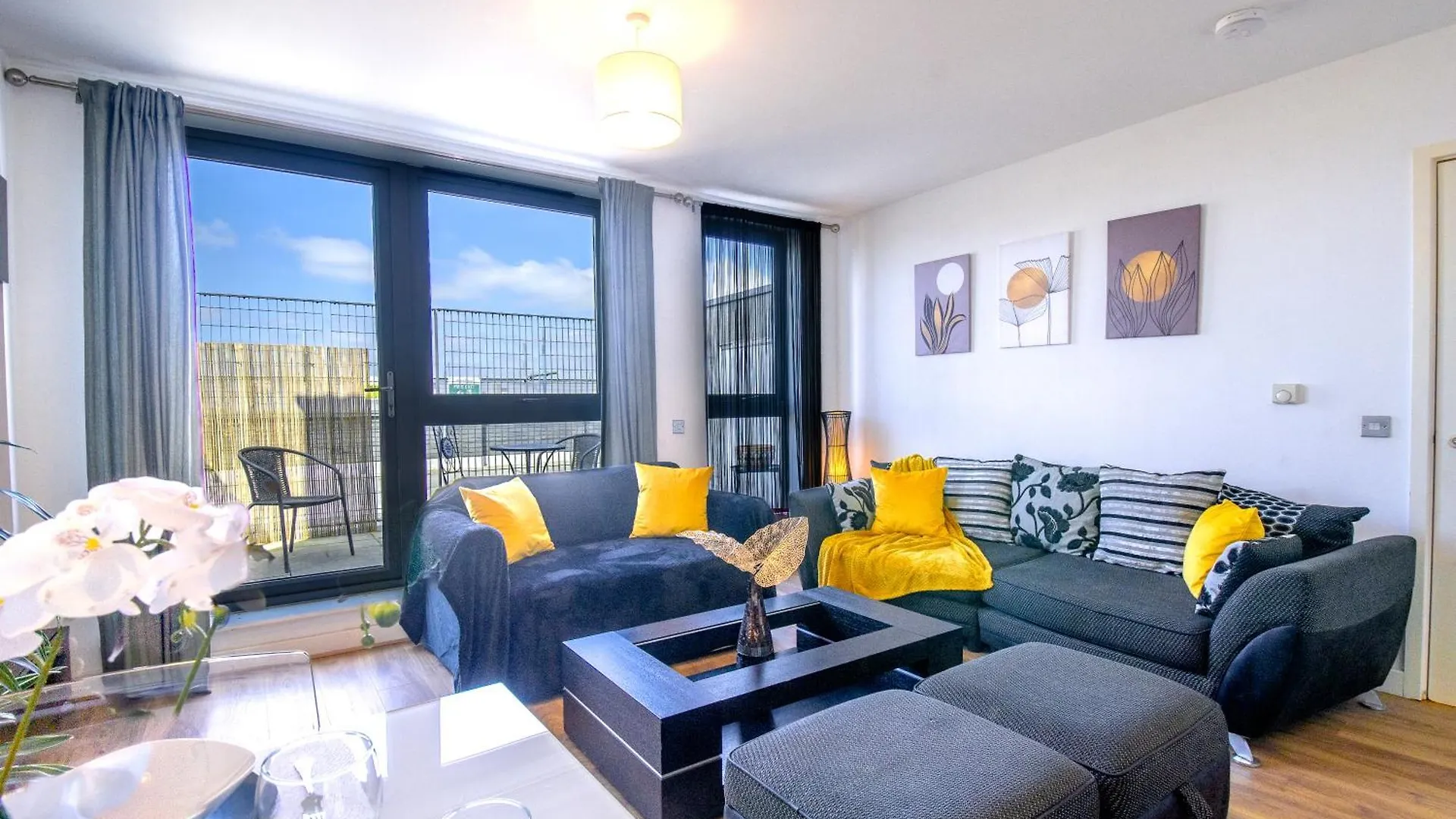 New The Viewpoint Modern 2 Bed Near O2 And Excel Ideal For Business And Long Stays contacts